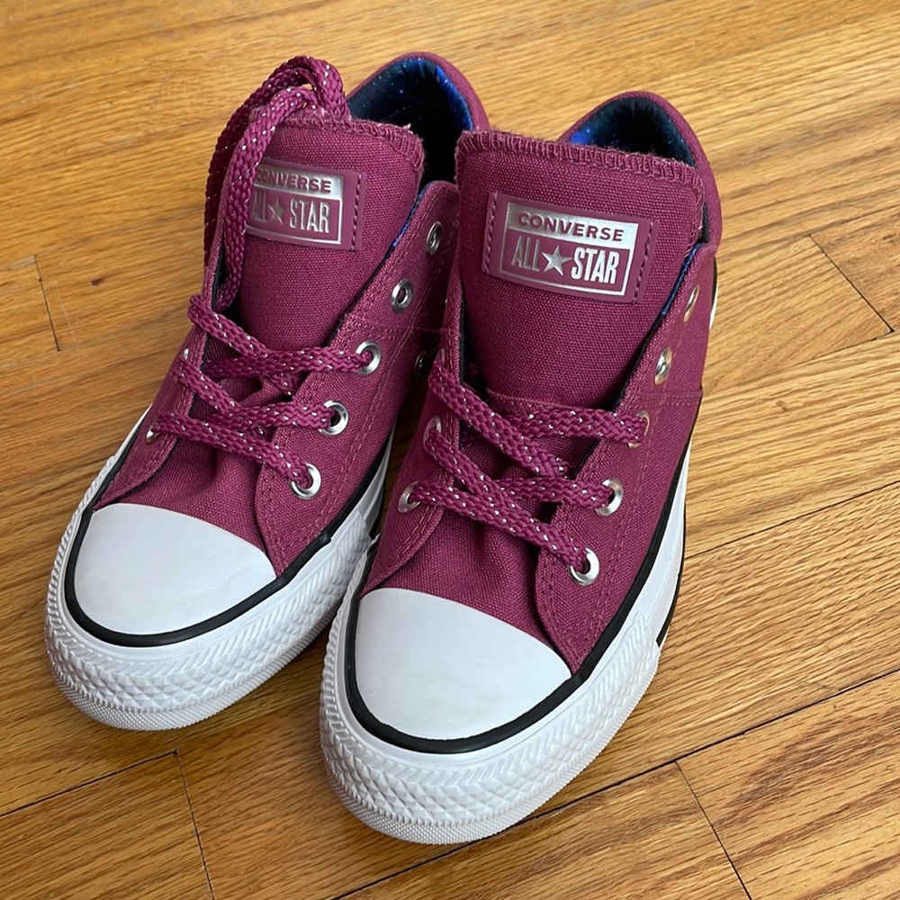 New Magenta low top Converse with sparkly laces